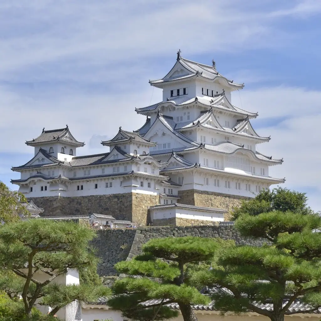 El casco antiguo de Kioto durante la temporada de sakura en Japón al atardecer